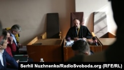 На судовому засіданні у справі Романа Насірова до перерви в ньому, 5 березня 2017 року