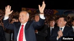 Ныне покойный первый президент Узбекистана Ислам Каримов танцует на праздновании Дня независимости. На фото справа нынешний президент республики Шавкат Мирзияев.