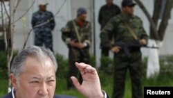 Биліктен қуылған президент Құрманбек Бакиев баспасөз-мәслихатында. Тейіт ауылы, Жалал-Абад облысы, 13 сәуір, 2010 жыл. 