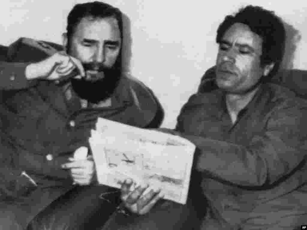 1977-ci il. Qaddafi Tripolidə Kuba lideri Fidel Castro ilə görüşür.