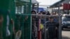 Очередь у пункта пропуска на территорию Казахстана из Кыргызстана. 12 октября 2017 года.