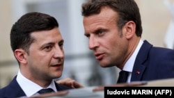 Президент Володимир Зеленський (ліворуч) заявив про це під час спільної пресконференції з французьким колегою Емманюелем Макроном