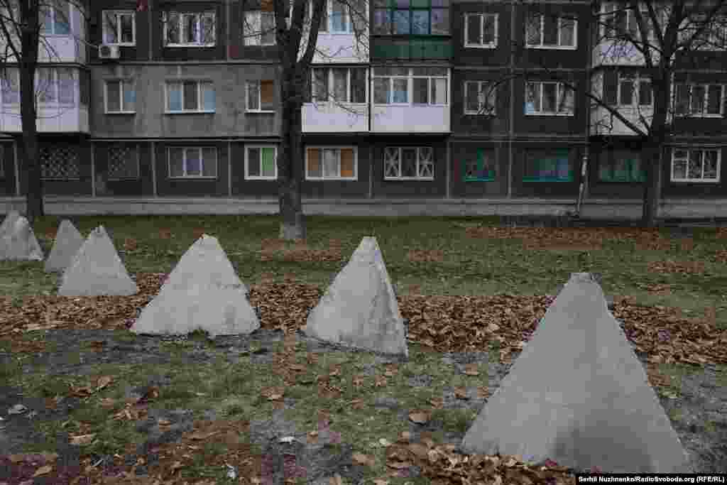&laquo;Противотанковые заграждения &laquo;Зубы дракона&raquo; в Покровске. Светлана Ярославовна говорит, что поставщики приезжают в магазин каждый будний день, но некоторые водители боятся заезжать в центр города. &laquo;Мы встречаем их за мостом и передаем продукты, а затем сами их привозим&raquo;. Если российские войска продолжат приближаться, говорит продавец, &laquo;я закрою магазин и сбегу с собаками и кошками, за которыми я здесь присматриваю. Я точно не буду жить здесь под властью России, если фронт приблизится. Но пока я буду здесь так долго, как смогу&raquo; &nbsp;