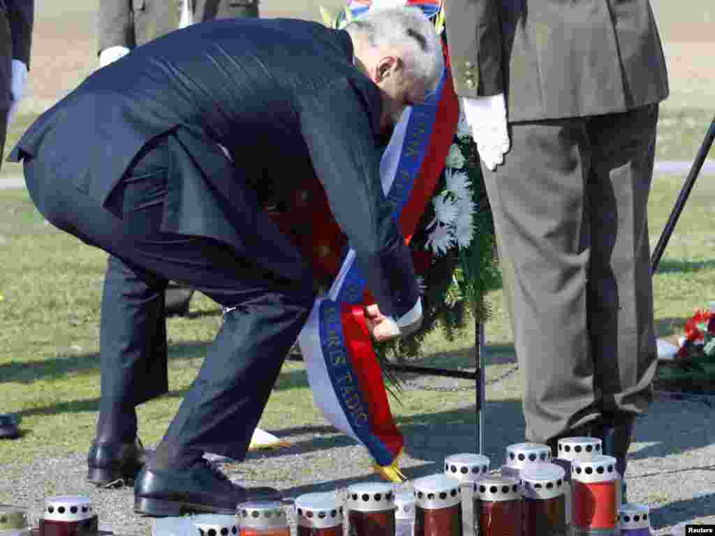 Predsjednik Tadić odaje počast nastradalima na Ovčari, 04.11.2010.
