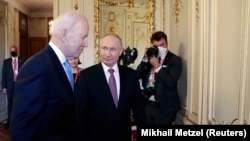 Президентите на САЩ и Русия Джо Байдън и Владимир Путин по време на срещата им в Женева