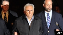 Halkara walýuta fondunyň (IMF) başlygy Dominik Straus-Kan Nýu Ýorkdaky polisiýa edarasyndan çykarylýar, 2011-nji ýylyň 15-nji maýy.