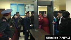 Шымкент қаласы әкімдігіне келіп, әкіммен кездесуді талап етіп тұрған аналар. 25 ақпан 2019.