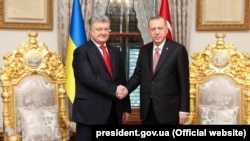 Президент України Петро Порошенко (л) і президент Туреччини Реджеп Ердоган (п). Стамбул, 3 листопада 2018 року
