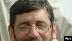 محمدحسين صفار هرندی می گوید: «چهره هايی که محبوب مردم می شوند و همه مردم به نوعی، نسبت به آنها علاقه مندی دارند، نبايد خودشان را هزينه اين و آن کنند.»