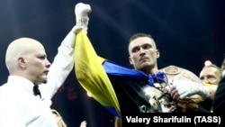 Боксер Олександр Усик у ніч на 22 липня за підсумками поєдинку з росіянином Муратом Гассієвим у Москві завоював титул абсолютного чемпіона світу з боксу у ваговій категорії до 90,7 кілограма