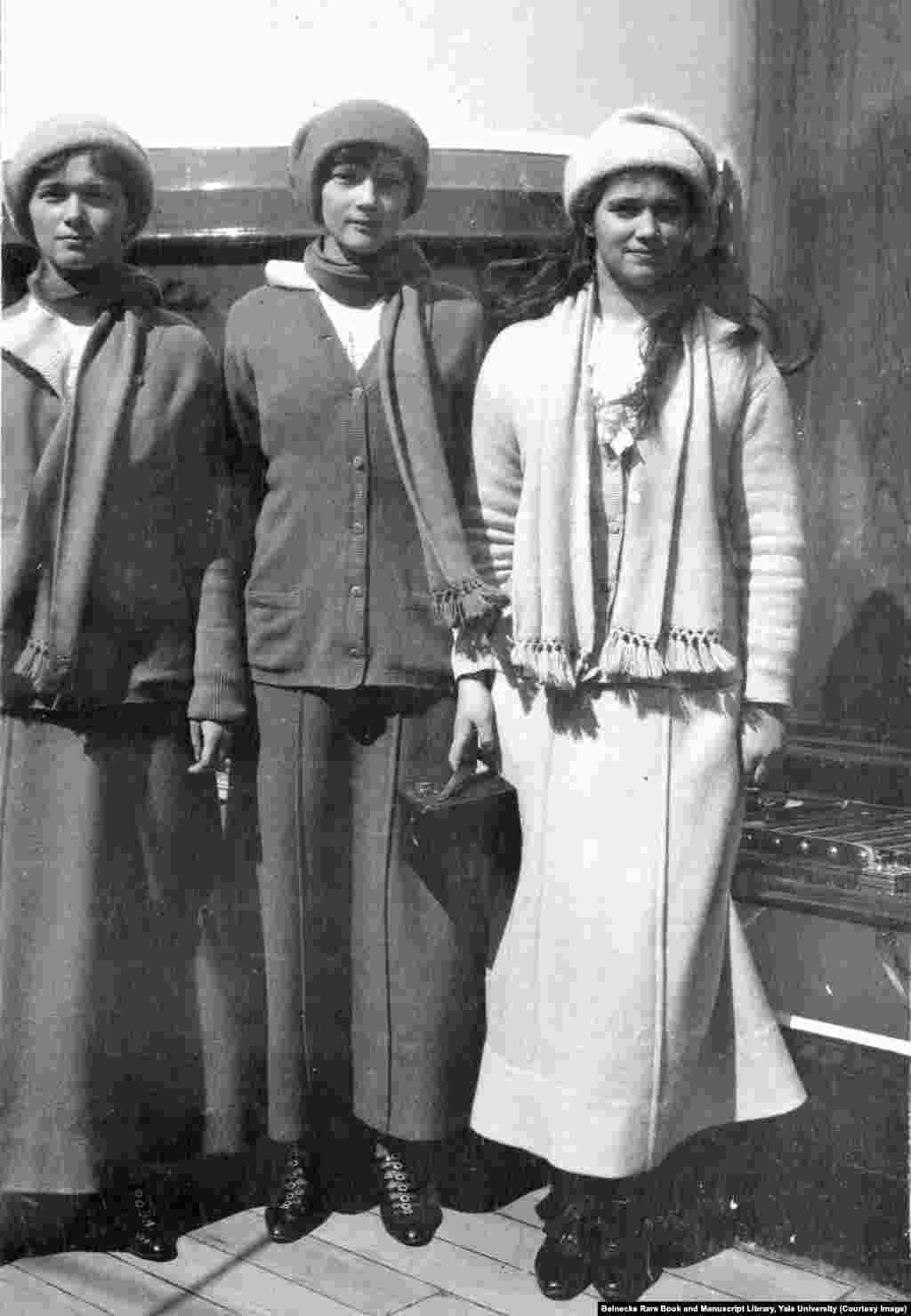 Nadvojvotkinje Olga, Tatjana i Marija na brodu Standard 1914. Sestre su imale 22, 21, i 19 godina kad su ubijene. 