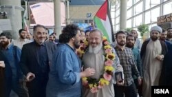 غلامرضا قاسیمان صبح پنجشنبه در فرودگاه امام تهران با دسته گل و پرچم فلسطین مورد استقبال گروهی از افراد قرار گرفت