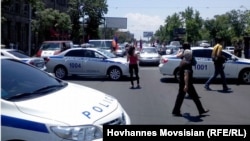Ոստիկանությունը փակել է ավտոերթի մասնակիցների ճանապարհը, Երևան, 19-ը հունիսի, 2014թ.։ 