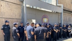 Сбор людей у здания Следственного комитета Армении, куда доставлен Карапетян, 18 июня