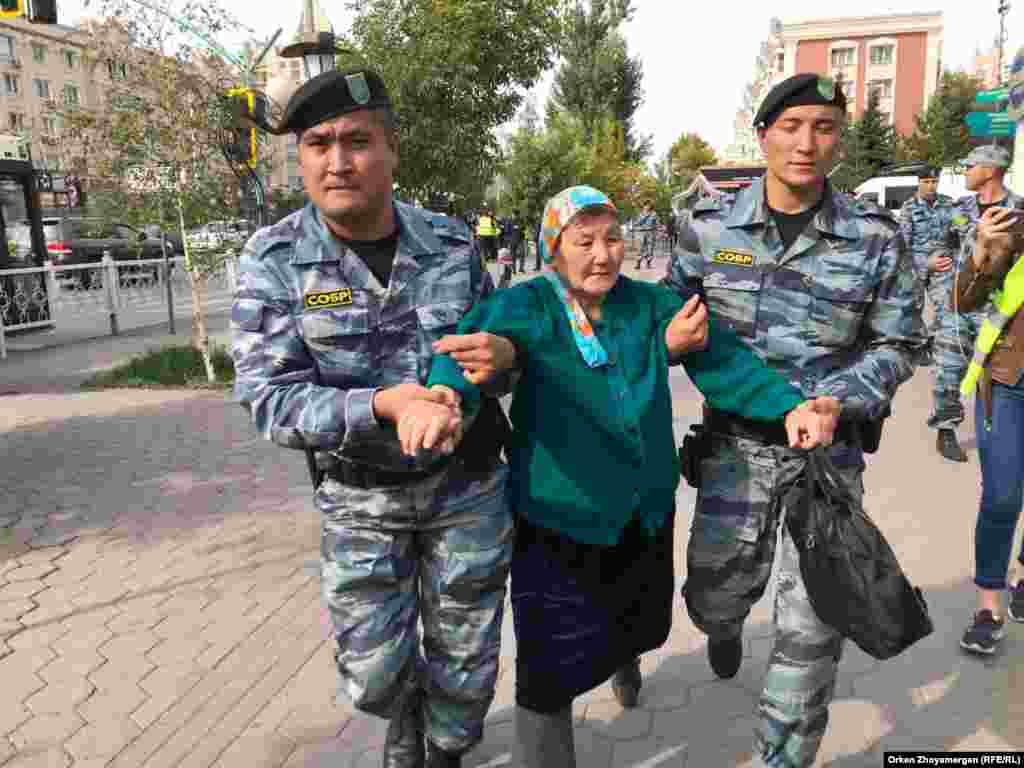 Арнайы жасақ және ұсталған адам. Нұр-Сұлтан, 21 қыркүйек 2019 жыл. 