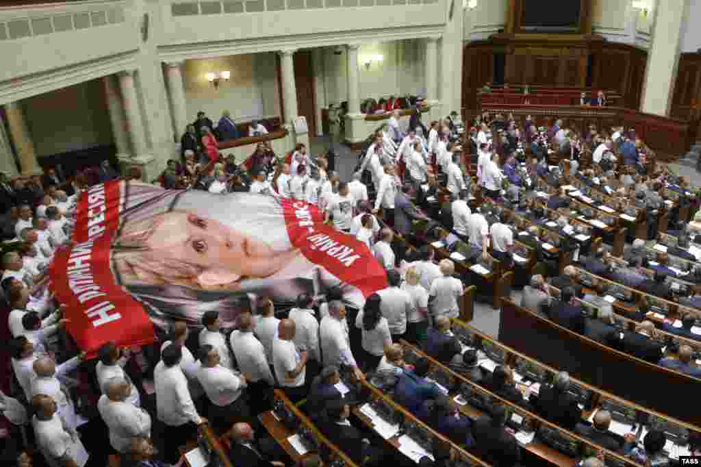 Opozicione stranke u ukrajinskom parlamentu razvile su zastavu u znak podrške Juliji Timošenko u maju 2013.