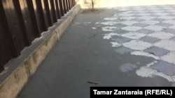 ქვიშა და მტვერი ანაკლიის ერთ-ერთ ეზოში