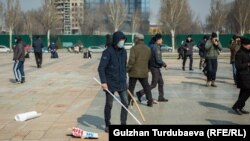 8-марттагы акцияда күч колдонгон беткапчан адамдар. 