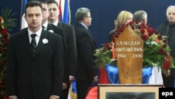 Predsednik SPS Ivica Dačić stoji uz kovčeg Slobodana Miloševića 2006. godine