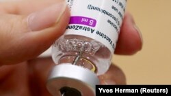 У МОЗ послалися на дослідження, опубліковане у авторитетному медичному виданні The Lancet, за даними якого, ефективність вакцини AstraZeneca зростала до 81,3%, коли другу дозу вакцини вводили за 12 тижнів після першої