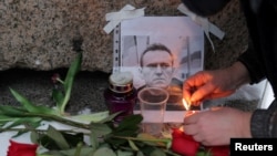 У Санкт-Петербурзі люди збираються біля пам'ятника жертвам політичних репресій після повідомлення про смерть Олексія Навального