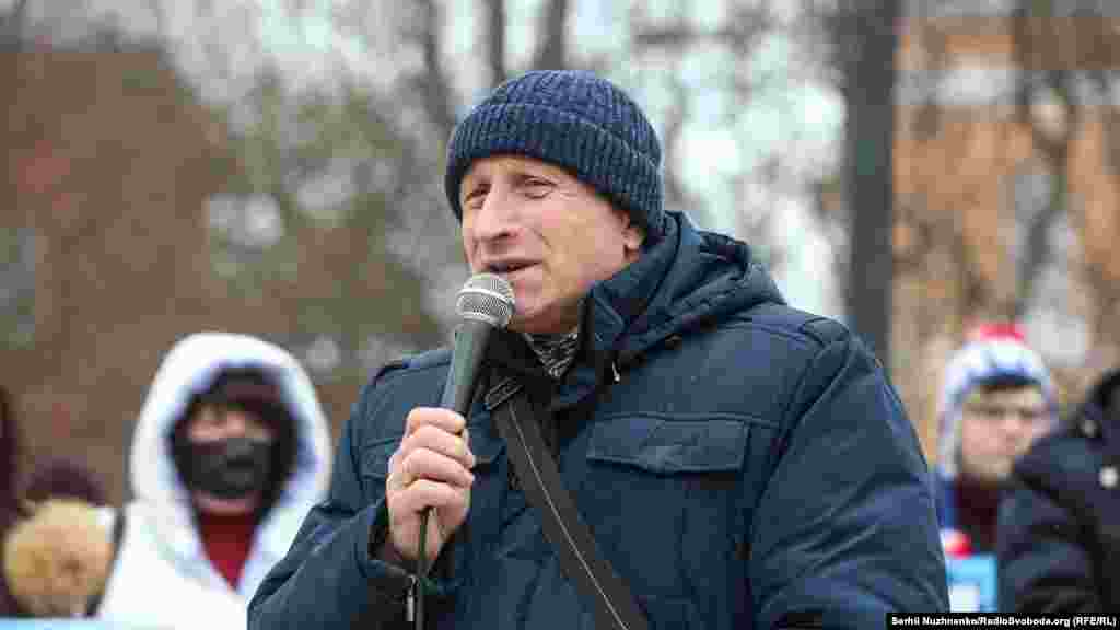 На акцію солідарності з Кримом вийшли і колишні політв'язні. На фото – кримський журналіст Микола Семена, якого в 2016 році російська влада півострова звинуватила в публічних закликах до порушення територіальної цілісності Росії. У вересні 2017 року журналісту було оголошено вирок: 2,5 роки умовно з трирічною забороною займатися журналістикою. Ця історія закінчилася взимку 2020 року: з Миколи Семени зняли судимість, після чого він покинув Крим, щоб продовжити професійну діяльність в Україні