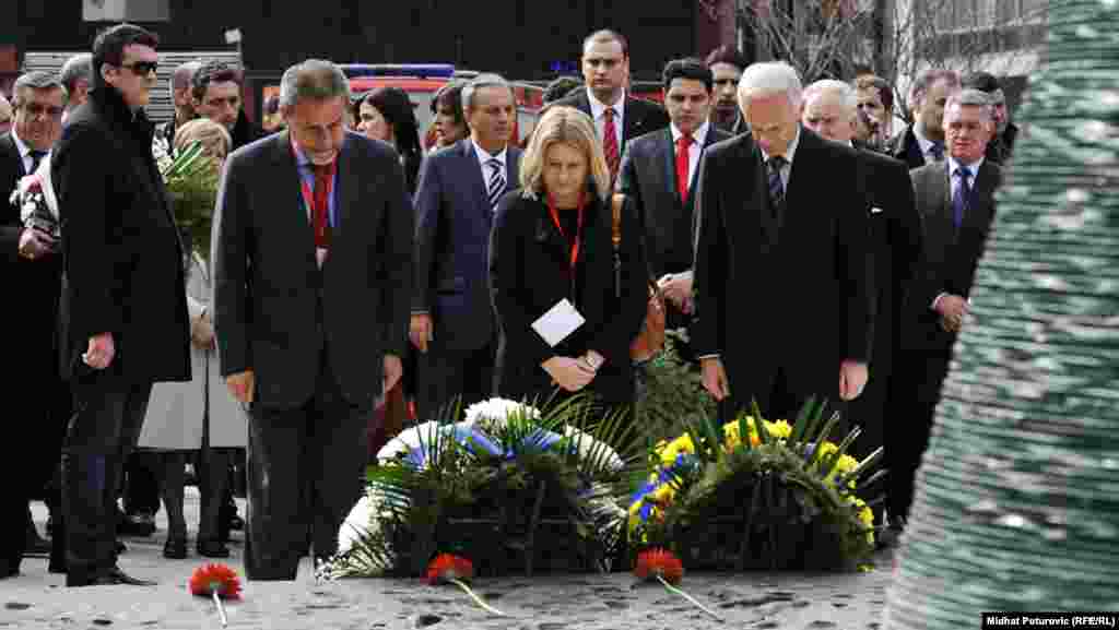 Polaganje cvijeća na Spomen obilježje ubijenoj djeci opkoljenog Sarajeva 1992.-1995., 06. april 2012. Foto: RSE / Midhat Poturović