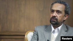 محمد نهاوندیان می گوید به دلیل عدم تامین به موقع ارز واردکنندگان دچار مشکل شده اند