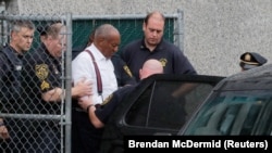 Bill Cosby u pratnji policije nakon napuštanja zgrade suda