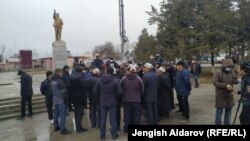Тажикстанда кармалган жакындарын бошотууну талап кылып келген жарандар. Баткен шаары. 2021-жылдын 22-февралы