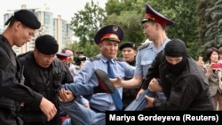 Задержания на площади «Астана». Хроника