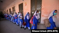 پاکستان د کورونا وایرس د مخنيوي لپاره د اپریل په میاشت کې ښوونځي بندول شروع کړل خو په سپتمبر کې د کورونا وایرس د کمو کېسونو تر راتګ وروسته یې بيا پرانیستل.