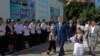 Президент Алмазбек Атамбаев на церемонии начала учебного года в СШ №82 в жилмассиве
"Ала-Тоо", Бишкек, 3 сентября 2013 года.