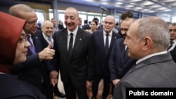 Albania - Turkish President Tayyip Erdogan gestures to Armenian Prime Minister Nikol Pashinian at a European summit in Tirana, May 16, 2025.