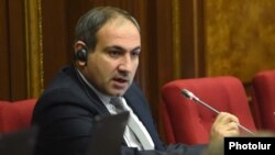 Armenia - Opposition deputy Nikol Pashinian speaks in the parliament, Yerevan, 1Dec2014..