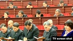 Mejlisiň başlygy Akja Nurberdiýewa (sagda) we beýleki deputatlar prezidentiň geçiren duşuşygynda, Aşgabat, 2011-nji ýylyň 20-nji ýanwary.