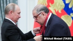 Президент РФ Владимир Путин во время вручения государственной награды Алишеру Усманову в Кремле. Архивное фото.