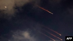 Tragovi raketa na nebu iznad Netanje, 13. juna