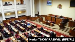 Первым о коррупции на сегодняшнем заседании парламента заговорил оппозиционный депутат Димитри Лорткипанидзе