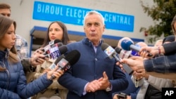 კალინ ჯორჯესკუმ, რომელიც საპრეზიდენტო არჩევნების წინ ჩატარებულ გამოკითხვებში პრაქტიკულად არ ფიგურირებდა, პირველ ტურში გაიმარჯვა.