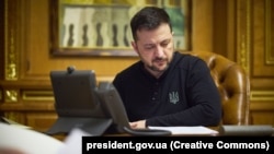 За даними пресслужби, під час розмов Зеленський подякував за їхню підтримку та поінформував про свої контакти з партнерами