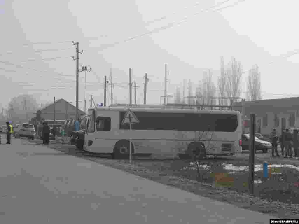 В экстренных мерах в селе задействованы и этот автобус с затемненными окнами. 