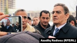 Azerbaýjanyň oppozisiýa lideri Ali Karimli (sagda) 2-nji dekabrda Nesimi etrap sudunuň binasynyň daşynda dur