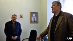 Символи «двох Європ»: британський актор і ліберальний громадський активіст Стівен Фрай (п) зустрічається з депутатом Держдуми Росії Віталієм Мілоновим, відомим борцем проти проявів ліберального суспільства (л)
