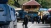 Kosovski policajci osiguravaju područje na barikadama koje su lokalni Srbi postavili u blizini graničnog prijelaza Brnjak 24. rujna 2021. Srbi na Kosovu blokiraju granicu u znak protesta protiv odluke Prištine da počne uklanjati srpske tablice s automobila koji ulaze u zemlju.