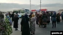 Жители Бухарской области, перекрывшие дорогу в знак отсутствия природного газа, 9 декабря 2020 года.