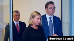 Visoka povjerenica Evropeke unije Federica Mogherini sa predsjednikom Srbije Aleksandrom Vučićem i Kosova Hašimom Tačijem, august 2017.