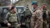Президентът на Украйна Володимир Зеленски на посещение на фронтовата линия в близост до Мариупол