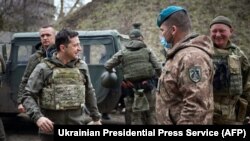 Президентът на Украйна Володимир Зеленски на посещение на фронтовата линия в близост до Мариупол