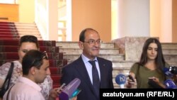 Замглавы МИД Армении Шаварш Кочарян в здании правительства беседует с журналистами, Ереван, , 27 июля 2017 г․ 